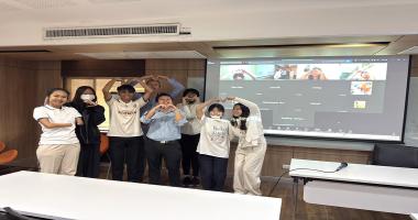 Picture 1: Group photo between guest lecture, teacher and students.