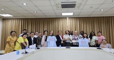 A group photo with Rhodes College and APCD, showcasing the souvenirs brought by the visitors.