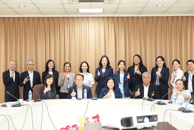 A group photo taken with attendees and organizers in the Key Stakeholders’ meeting