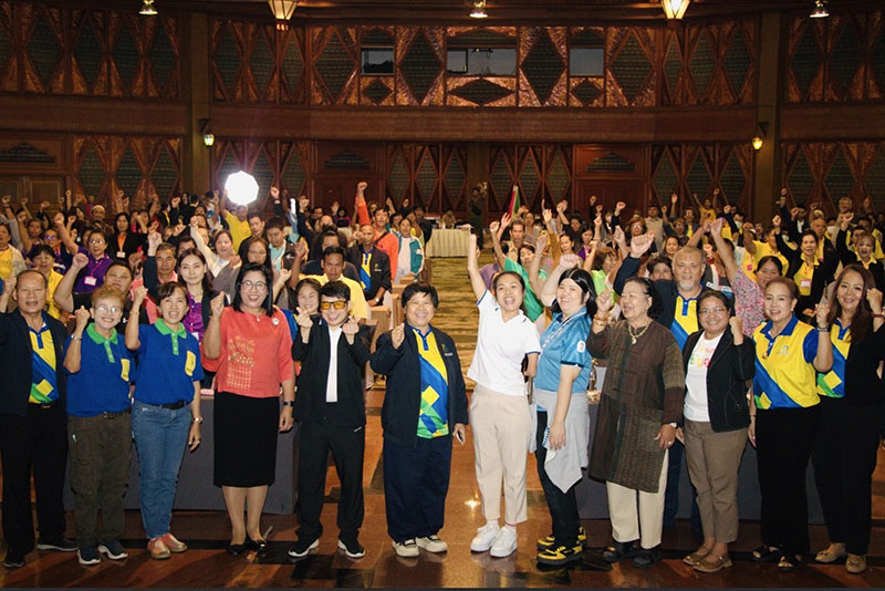 Group photo capturing organizers staff from Association of Mental Health of Northern Thailand, APCD resource persons and there were more than 300 participants with mental health disabilities and their supporter joined the demonstration on DIS.