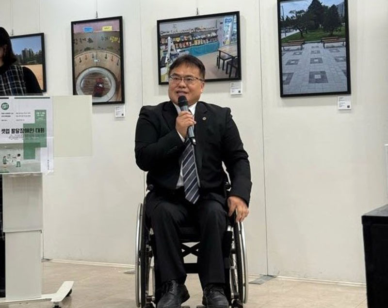 Mr. Lee Yong Suk ประธาน Disabled People’s International-Korea กล่าวเปิดในการประชุมเพื่อส่งเสริมศิลปะที่คนพิการมีส่วนร่วม