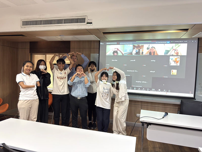 Picture 1: Group photo between guest lecture, teacher and students.