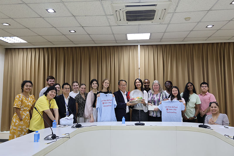 A group photo with Rhodes College and APCD, showcasing the souvenirs brought by the visitors.