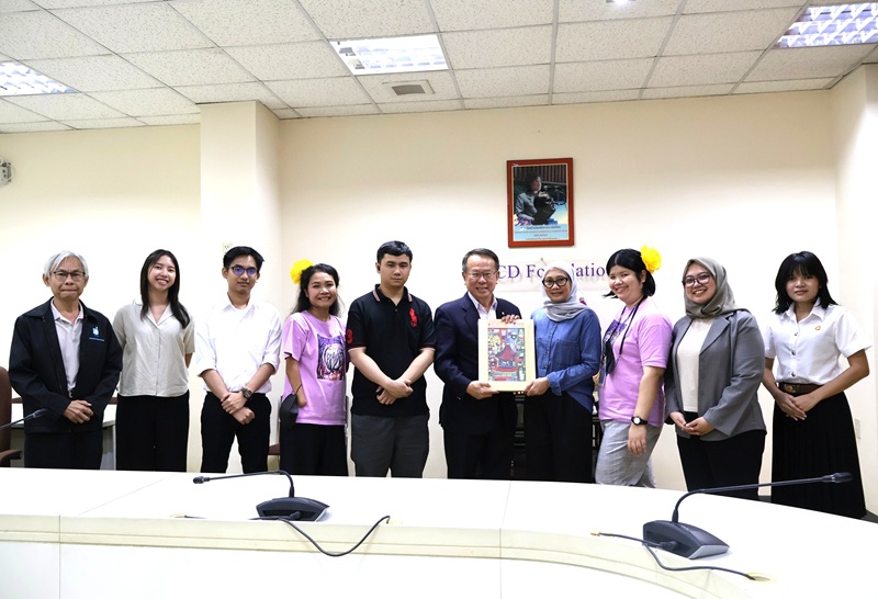 ผู้แทนจาก LSPR-SSNE มอบของที่ระลึกแก่ ศพอ เพื่อเเสดงคำขอบคุณสำหรับการต้อนรับและการร่วมมือ และถ่ายภาพหมู่ที่ระลึกกับเจ้าหน้าที่ ศพอ. 