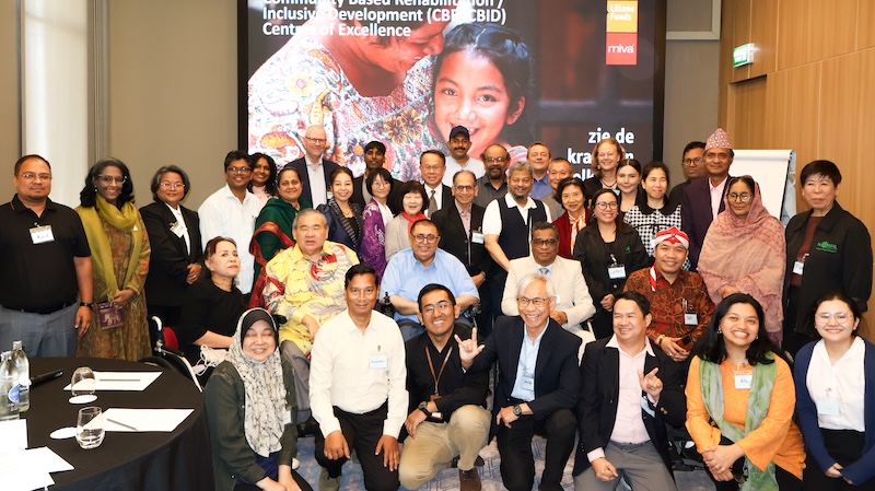 รูปที่ 1 : รูปถ่ายหมู่ของผู้เข้าร่วมงานประชุมเชิงปฏิบัติการเพื่อริเริ่มโครงการศูนย์ความเป็นเลิศการพัฒนาคนพิการโดยชุมชน/ การพัฒนาเพื่อทุกคนโดยชุมชน ในภูมิภาคเอเชีย