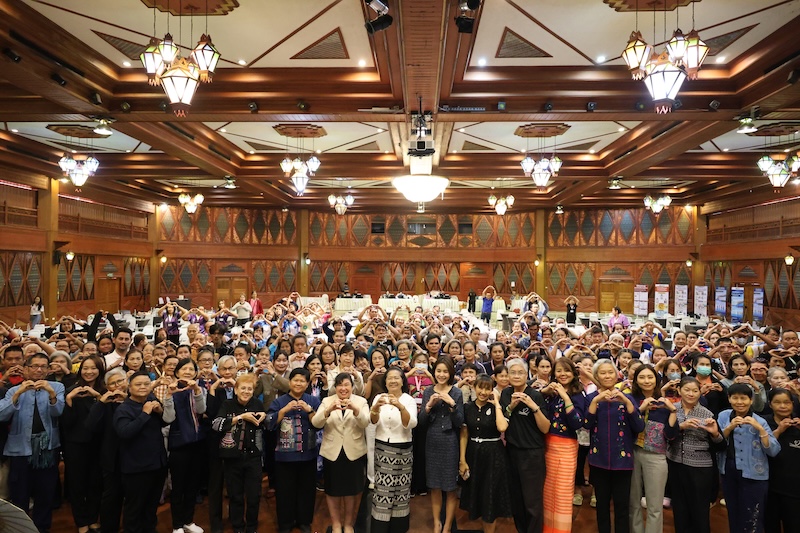 ภาพที่ 1 : ภาพถ่ายร่วมระหว่างผู้แทนจากกรมส่งเสริมและพัฒนาคุณภาพชีวิตคนพิการ สมาคมเพื่อผู้บกพร่องทางจิต และผู้แทนจาก ศพอ. พร้อมผู้เข้าร่วมจากเขตพื้นในจังหวัดภาคเหนือรวมกว่า 370 คน