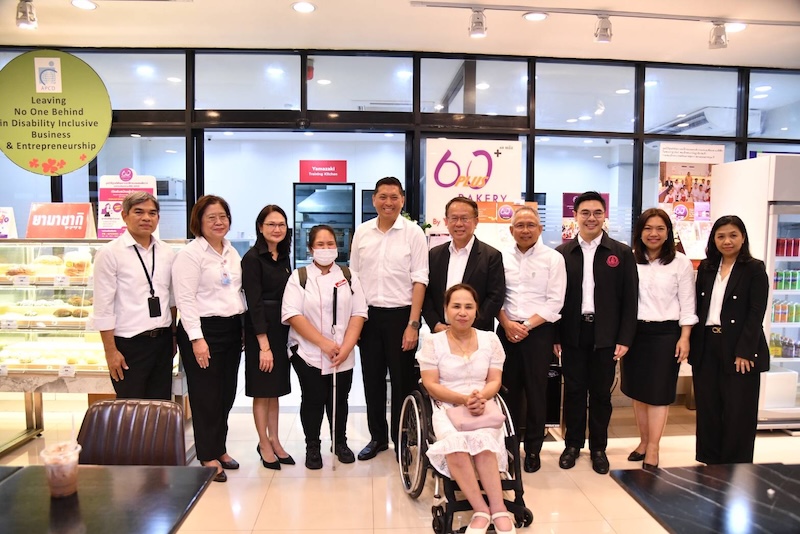 ณุปถ่ายหมู่ของ นายนิกร โสมกลาง นายกันตพงศ์ รังษีสว่าง นางสาวสนธยา บุณยภูษิต นางสาวศิริพร โรจนสุกาญจน และทีมงาน APCD