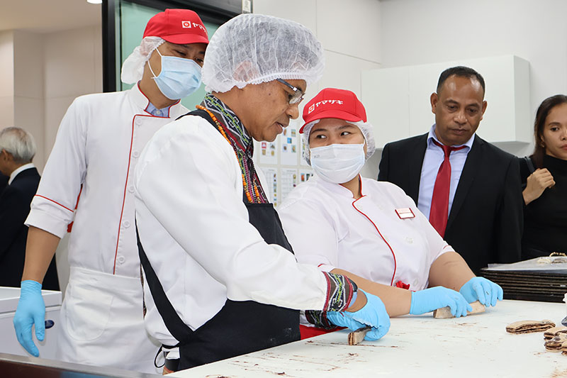 Timorese Vice Prime Minister visits APCD and joins baking workshop!