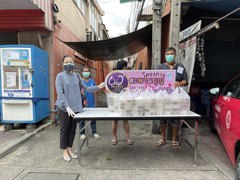 On 7 September 2021, APCD staff as donors' representatives presented 100 lunch boxes to patients and other community people affected by the COVID-19 pandemics in the Jaras-Muang community, Pathumwan District.