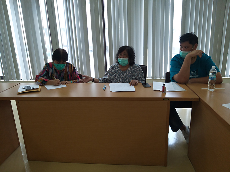 Ms. Sugunya Srisawang, chairman of Din Daeng self-help group, moderated the debate.