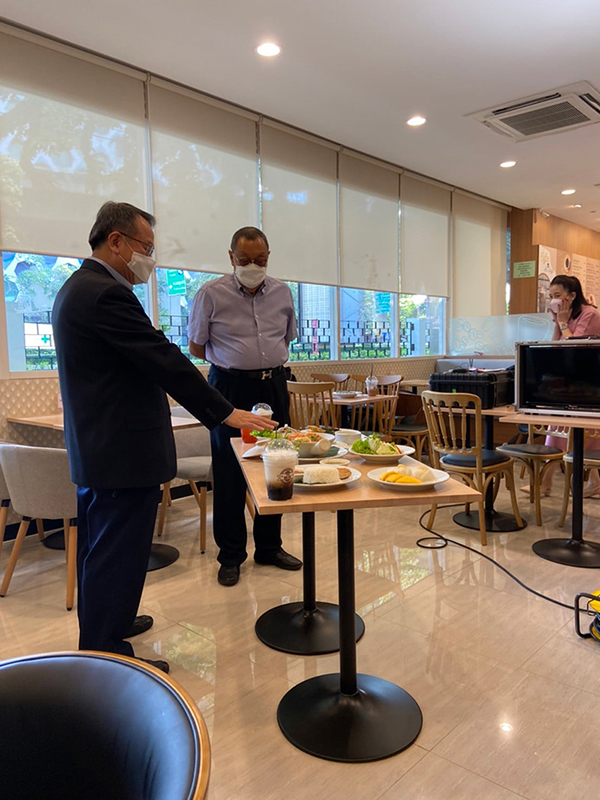 On 17 December 2021, Ms. Rapeepan Luangaramrut (Khun Reed) led her TV crew support and film APCD 60+ Plus Kitchen by CP project, an APCD Disability-Inclusive Business (DIB) project. Mr. Khan Prachuabmoh, Director of Fund-Raising Bureau of the Thai Red Cross Society and APCD Foundation Committee, Mr. Piroon Laismit, the APCD Executive Director, Ms. Rapeepan Luangaramrut, the owner of Krua Khun Reed program and Mrs. Nongluck Kisorawong, the APCD 60+ Plus Kitchen by CP project joined this program.