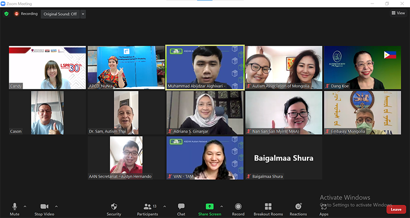 3. A group photo was taken with participants from several ASEAN countries, Mongolia, the AAN secretariat office in Indonesia, and the APCD.