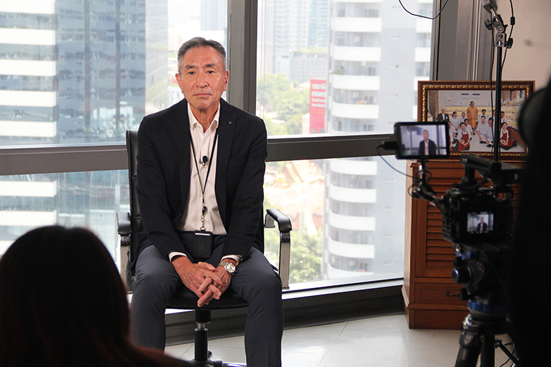On 19 September 2022, APCD started filming success stories and good practices documentary, interviewing Mr. Pravit Chitnarapong, the Managing Director of the Black Canyon Thailand, and Mr. Masami Akiyama, the President of Thai Yamazaki Co., Ltd. This project promotes sustainable employability projects for the graduated trainees with disabilities.