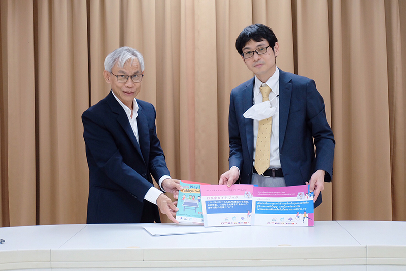 APCD thanked JICA for their continued cooperation and support and presented them with a set of publications.