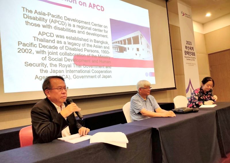Mr. Piroon presented “Empowering Persons with Disabilities in the Asia-Pacific Region: Introducing the Asia-Pacific Development Center on Disability (APCD) and International Bridge” on stage.