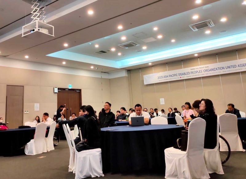 Mr. Piroon presented “Empowering Persons with Disabilities in the Asia-Pacific Region: Introducing the Asia-Pacific Development Center on Disability (APCD) and International Bridge” on stage.