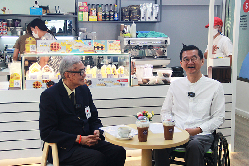 On Monday, July 17, 2566 - Mr. Krisana Lalai, the host of the "Krisana Tour: Wheels Up" program, had the opportunity to meet and interview Dr. Tej Bunnag at APCD 60+ Plus Bakery & Yamazaki, located in the Thai Red Cross Society branch.