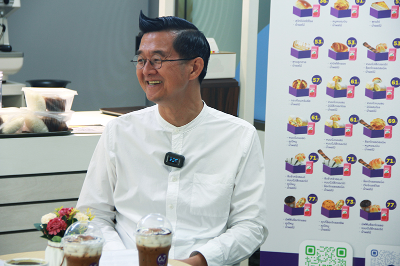 On Monday, July 17, 2566 - Mr. Krisana Lalai, the host of the "Krisana Tour: Wheels Up" program, had the opportunity to meet and interview Dr. Tej Bunnag at APCD 60+ Plus Bakery & Yamazaki, located in the Thai Red Cross Society branch.