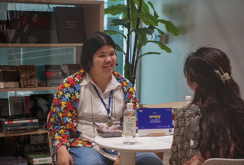 Ms. Supaanong (NuNu) Panyasirimongkol, APCD Staff with autism and Networking & Collaboration Officer, with general public as reader.