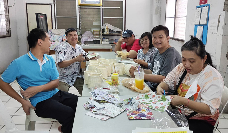 Hand-crafted activity for fundraising was worked by Dao Ruang members.
