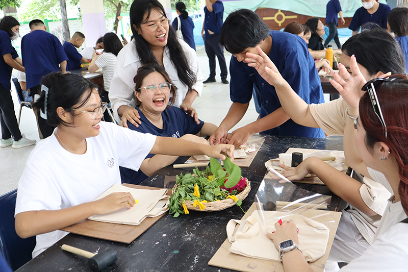 Workshop on Thai culture experience (Flower Artwork)