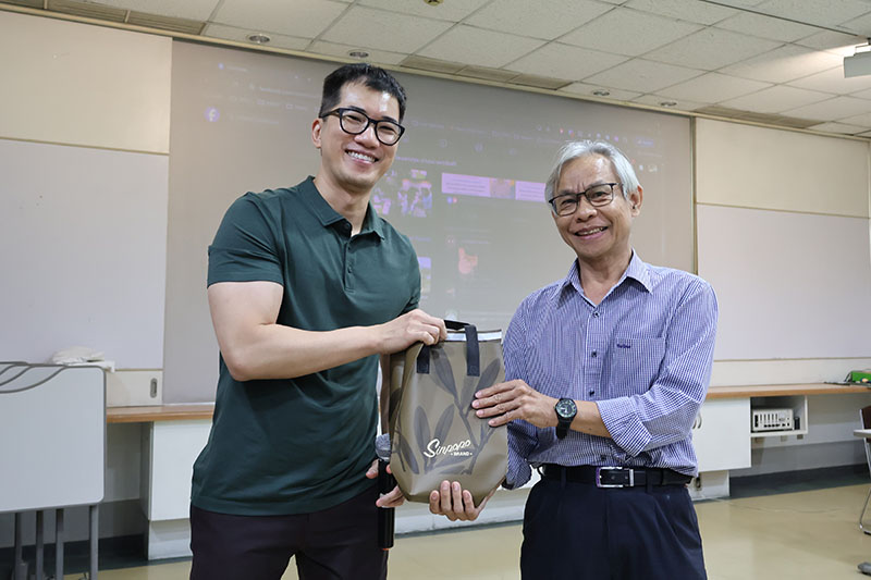 Dr. Jack Ho (Left) recognized APCD’s contributions with an appreciation token.