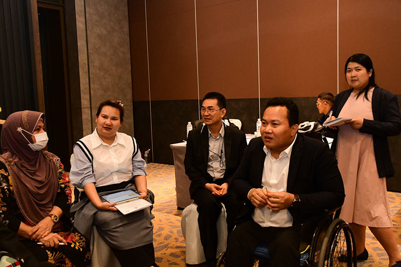 Mr. Chayoot was sharing about benefits and challenges Welfare of Persons with Disabilities and participants were exchange their experience and issues that impact to People with Disabilities and suggestions at the workshop’s session. 