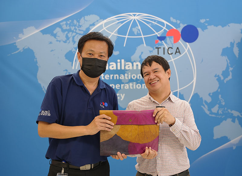 Mr. Wattanawit Gajaseni, the Director-General of TICA gave souvenirs to APCD speakers after the session. 