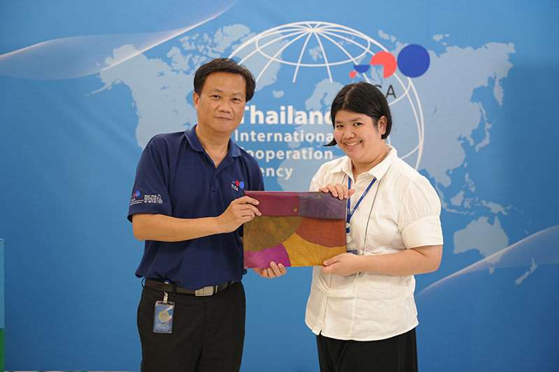Mr. Wattanawit Gajaseni, the Director-General of TICA gave souvenirs to APCD speakers after the session. 