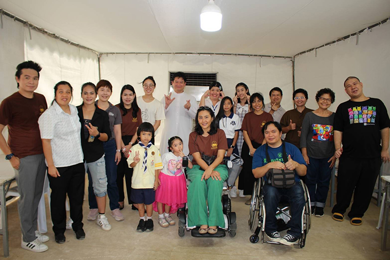 ภาพหมู่ของผู้ดำเนินรายการ ผู้ร่วมเสวนา และคณะทำงาน