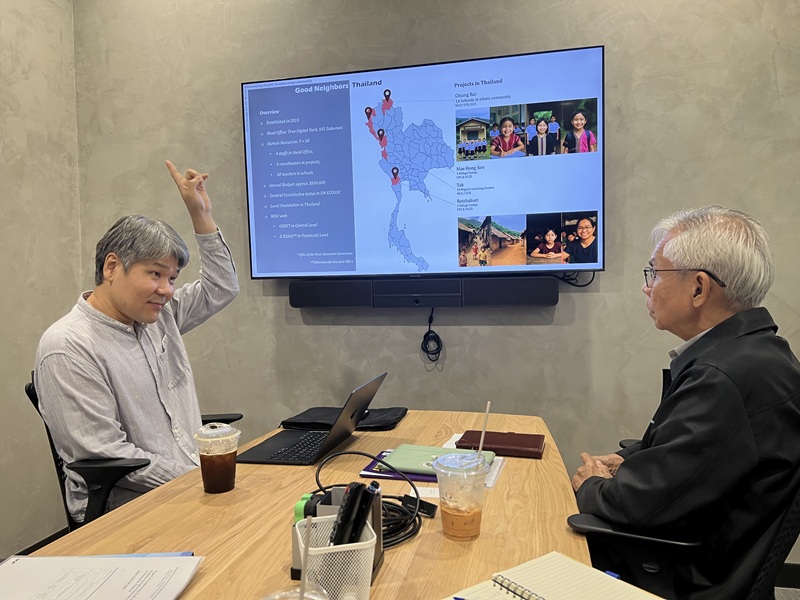 Mr. Eun Chang Jang, Country Director, Good Neighbors Foundation (Thailand) exchanged information with Mr. Somchai Rungsilp, Community Development Manager from APCD.