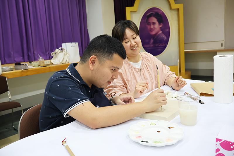 Korean volunteers and Thai participants worked together to create an artwork.