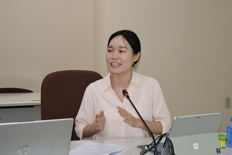 คุณอิทาโกะ นำเสนองานสิ่งที่ได้เรียนรู้จาการทำงาน ประวัติส่วนตัว และผลงานที่ได้ทำร่วมกับ ศพอ. รวมถึงแผนในอนาคต
