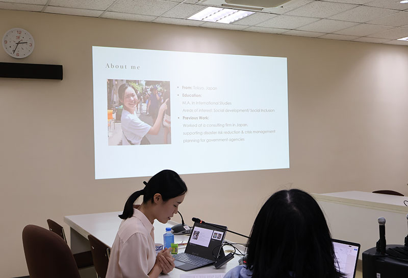 คุณอิทาโกะ นำเสนองานสิ่งที่ได้เรียนรู้จาการทำงาน ประวัติส่วนตัว และผลงานที่ได้ทำร่วมกับ ศพอ. รวมถึงแผนในอนาคต