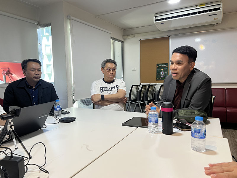 Mr. Sathian Thanprom, Representative from Foundation for Action on Inclusion Rights, Mr. Apichat Karunkornskul, President of Social Innovation Foundation and Mr. Kittinun Daramadhaj, Lawyer and President of Rainbow Sky Association of Thailand (RSAT), 3 main Speakers started the meeting.