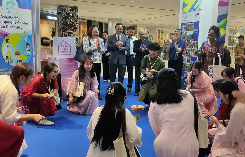 Mr. Chulvat Narinthrangura, Director-General of TICA, visited the APCD booth.
