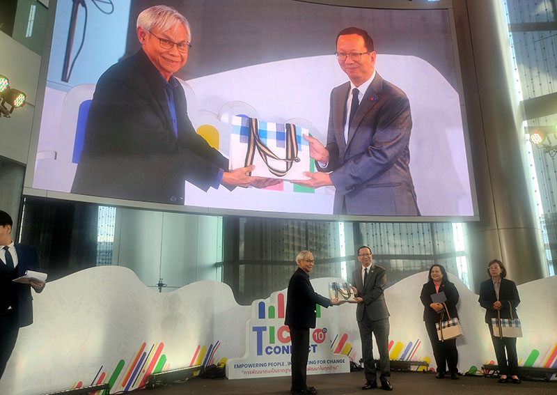 Mr. Somchai received a token of appreciation as a panelist from Mr. Chulvat Narinthrangura, Director-General of TICA.