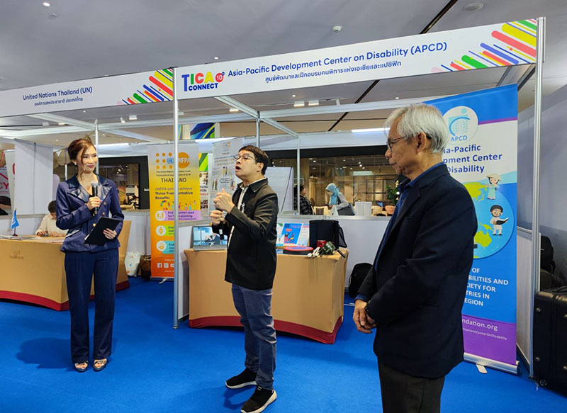 The APCD booth was attracted participants by DIS equipment’s. And Counterpart Student from TICA-SWU Thai Language Project learn Samspel, APCD DIS Equipment’s