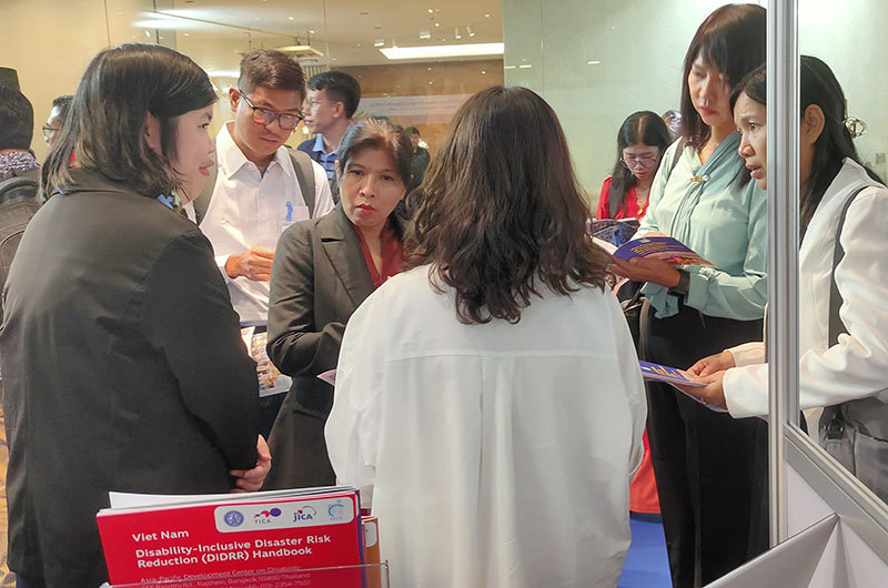 The APCD booth was attracted participants by DIS equipment’s. And Counterpart Student from TICA-SWU Thai Language Project learn Samspel, APCD DIS Equipment’s