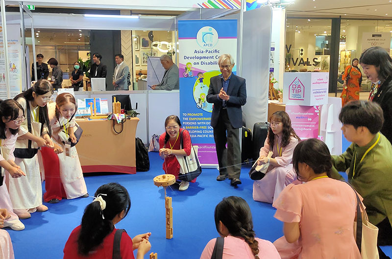 The APCD booth was attracted participants by DIS equipment’s. And Counterpart Student from TICA-SWU Thai Language Project learn Samspel, APCD DIS Equipment’s