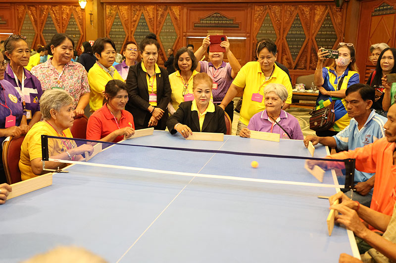 Persons with mental disabilities and their supporter participated a small completion of Takkyu Volley facilitated by Ms. Supaanong.