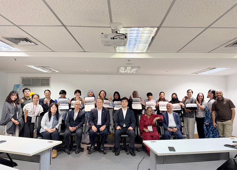 The group photo of participants holding completion certificate, and organizers team at the closing ceremony including representatives from DPI Korea, TCI-Global, APCD and Mr. Chatvichai Promadhattavedi, Bangkok Art and Culture Center Foundation.