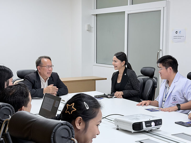 นายพิรุณ ลายสมิต ผู้อำนวยการบริหาร ศพอ. กล่าวต้อนรับคณะที่มาเยี่ยมชมดูงานอย่างอบอุ่น