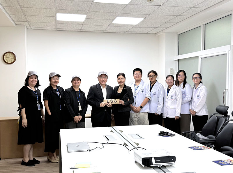 ดร.กภ.ภครตี ชัยวัฒน์ มอบของที่ระลึกแสดงความขอบคุณแก่นายพิรุณ ลายสมิต และร่วมถ่ายภาพหมู่กับนักศึกษาและเจ้าหน้าที่ ศพอ.