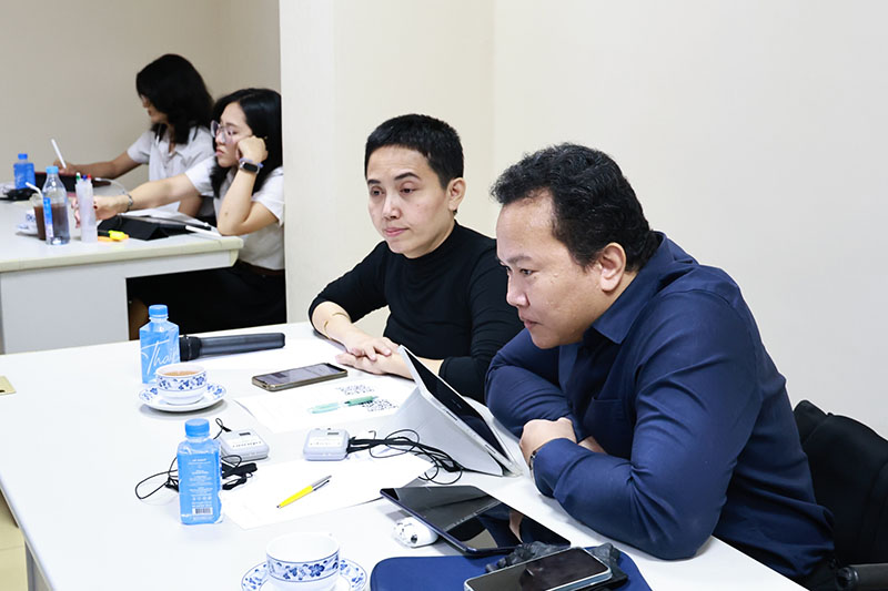 ล่ามภาษาไทย–อังกฤษกำลังให้บริการแปลภาษา เพื่อให้การสื่อสารเป็นไปอย่างมีประสิทธิภาพและการประชุมดำเนินไปอย่างราบรื่น