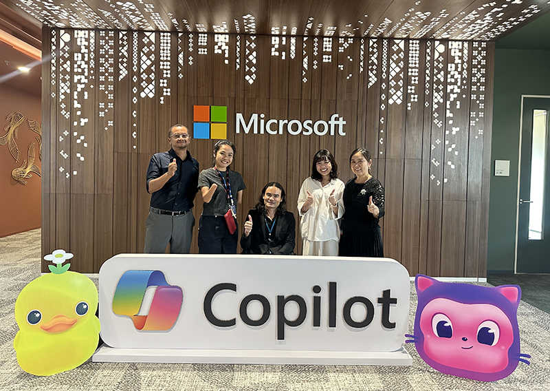 APCD staffs took a group photo with the organizer, UNDP staff at the lobby of Microsoft, Bangkok Thailand. 