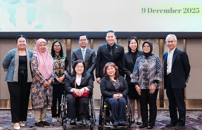 A group picture of Mr. Somchai with H.E. Asst. Prof. Dr. Bhanubhatra Jittiang, Representative of Thailand to the AICHR and consultation participants.