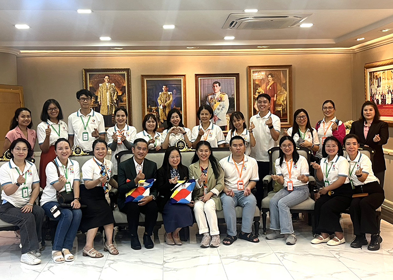 On 18 February, the delegates visited Srinakharinwirot University Prasarnmit Demonstration School (Secondary), Bangkok. They learned back group and inclusive curriculums development through the presentation by management team and the teachers from the school. Particularly, some techniques provided for students with developmental disorders and autism make inclusive classrooms possible where students with and without disabilities can study together in subjects such as math, English, and science. They also have separate classrooms for students who live with disabilities. The delegates appreciated the management team and the teachers, and they took a group photo together.