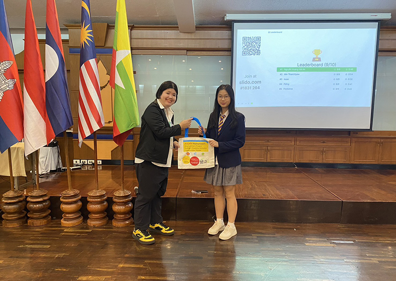 Ms. Supaanong (NuNu) Panyasirimongkol, APCD Networking & Collaboration Officer, gave token of appreciation to youth representative