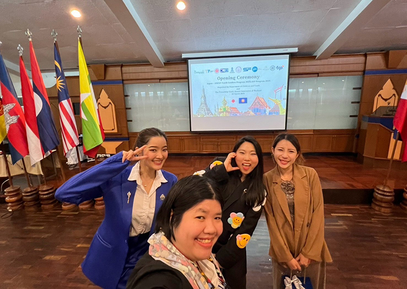 Ms. Supaanong took photo with all panelist